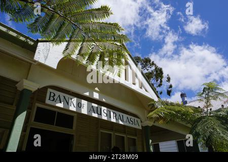 Altmodisches Holzgebäude der Bank of Australasia im historischen Dorfmuseum in Herberton, Queensland, Australien Stockfoto