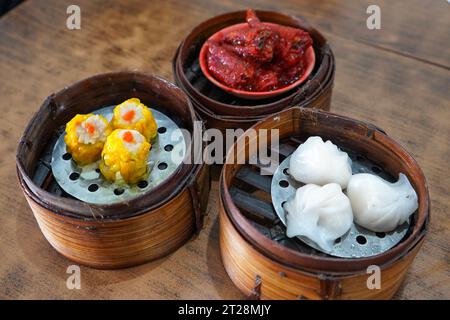 Dim Sum ist eine große Auswahl an kleinen kantonesischen Gerichten, die traditionell in Restaurants zum Brunch serviert werden. Die modernsten Dim Sum Gerichte. Stockfoto