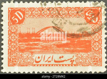 Gestempelte Briefmarke, gedruckt vom Iran, die Brücke über den Kārun zeigt, um 1944. Stockfoto