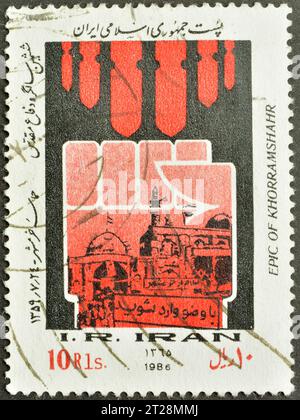 Gestempelte Briefmarke vom Iran, die die Moschee, 6 Jahre irakisch-iranischer Krieg, um 1986 zeigt. Stockfoto