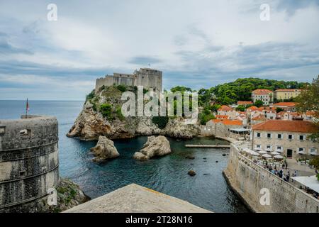 Blick von der Stadtmauer auf Fort Lovrijenac oder St. Festung Lawrence in der Altstadt von Dubrovnik in Südkroatien. Stockfoto