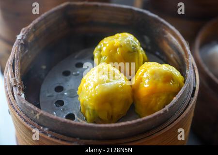 Dim Sum ist eine große Auswahl an kleinen kantonesischen Gerichten, die traditionell in Restaurants zum Brunch serviert werden. Die modernsten Dim Sum Gerichte. Stockfoto