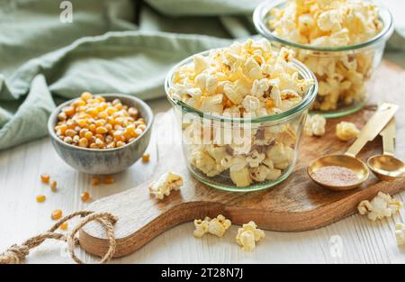 Leckeres gesalzenes hausgemachtes Popcorn. Gesunde Popcorn zu Hause machen Stockfoto