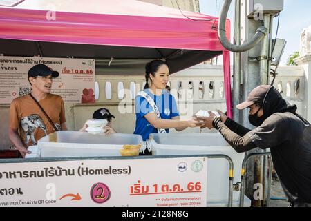 Bangkok, Thailand. Oktober 2023. Miss Thailand World 2023, Tharina Botes bietet Obdachlosen mit der Bangkok Community Help Foundation in der Trok Sake Community in Bangkok eine kostenlose Mahlzeit an. Miss Thailand World 2023, Tharina Botes, gemischtes thailändisches und südafrikanisches Erbe, schlossen sich als Freiwillige einem Handout mit kostenlosen Mahlzeiten für Obdachlose und Menschen mit niedrigem Einkommen an, das von der Bangkok Community Help Foundation in Bangkok, Thailand, organisiert wurde. Quelle: SOPA Images Limited/Alamy Live News Stockfoto