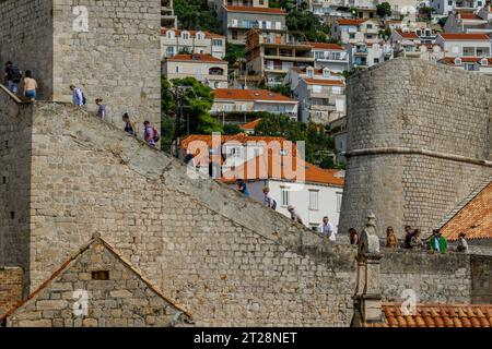 Blick von der Stadtmauer Spaziergang von Menschen zum Gomji Ugao Turm in der Altstadt von Dubrovnik in Südkroatien. Stockfoto