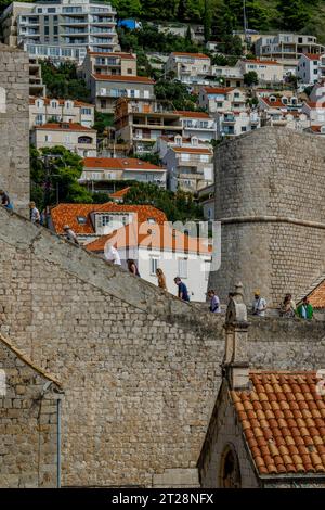 Blick von der Stadtmauer Spaziergang von Menschen zum Gomji Ugao Turm in der Altstadt von Dubrovnik in Südkroatien. Stockfoto