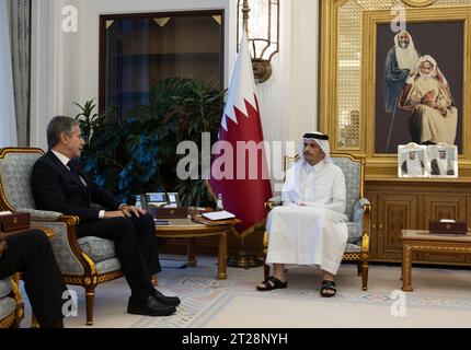 Außenminister Antony J. Blinken trifft sich am 13. Oktober 2023 in Doha, Katar, mit dem katarischen Premierminister und Außenminister Mohammed bin Abdulrahman bin Jassim Al Thani zusammen. [Foto des Außenministeriums von Chuck Kennedy) Stockfoto