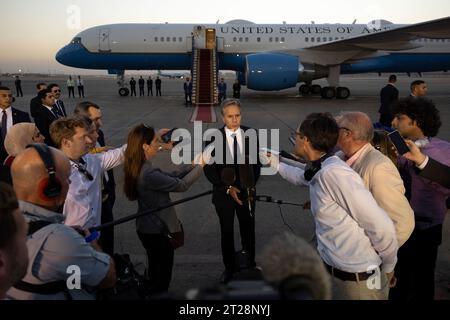 Außenministerin Antony J. Blinken spricht mit den Medien, bevor er Kairo am 15. Oktober 2023 auf dem Weg nach Jordanien verlässt. (Foto des Außenministeriums von Chuck Kennedy) Stockfoto