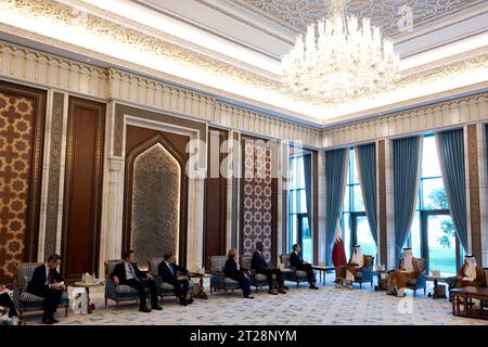 Außenminister Antony J. Blinken trifft sich am 13. Oktober 2023 in Doha, Katar, mit dem katarischen Amir Scheich Tamim bin Hamad Al Thani. [Foto des Außenministeriums von Chuck Kennedy) Stockfoto