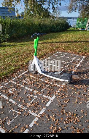 Ein elektrischer Roller auf einem Parkplatz, Oulu Finnland Stockfoto