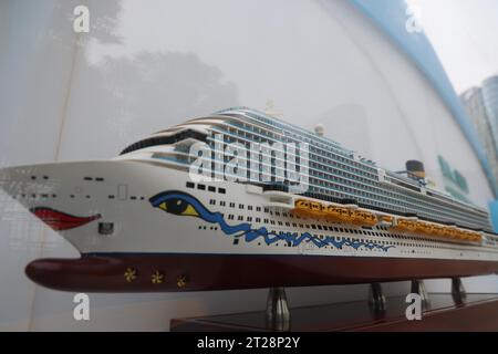 Ein Modell des Kreuzfahrtschiffs Adora Magic City im North Bund Garden zieht Menschen, Shanghai, China, 14. Oktober 2023. Stockfoto