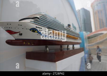 Ein Modell des Kreuzfahrtschiffs Adora Magic City im North Bund Garden zieht Menschen, Shanghai, China, 14. Oktober 2023. Stockfoto