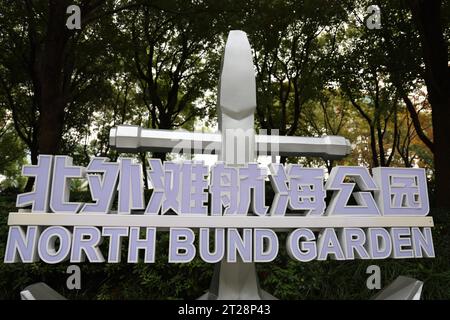 Ein Modell des Kreuzfahrtschiffs Adora Magic City im North Bund Garden zieht Menschen, Shanghai, China, 14. Oktober 2023. Stockfoto