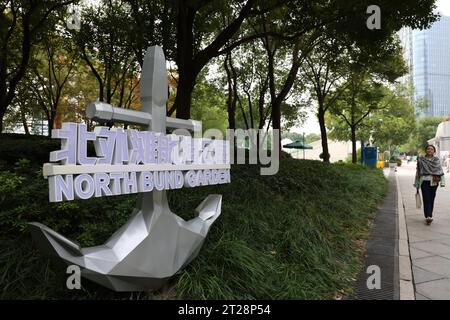 Ein Modell des Kreuzfahrtschiffs Adora Magic City im North Bund Garden zieht Menschen, Shanghai, China, 14. Oktober 2023. Stockfoto