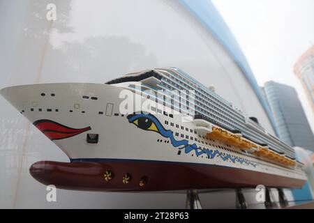 Ein Modell des Kreuzfahrtschiffs Adora Magic City im North Bund Garden zieht Menschen, Shanghai, China, 14. Oktober 2023. Stockfoto