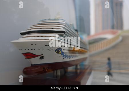 Ein Modell des Kreuzfahrtschiffs Adora Magic City im North Bund Garden zieht Menschen, Shanghai, China, 14. Oktober 2023. Stockfoto