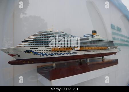 Ein Modell des Kreuzfahrtschiffs Adora Magic City im North Bund Garden zieht Menschen, Shanghai, China, 14. Oktober 2023. Stockfoto