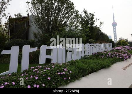 Ein Modell des Kreuzfahrtschiffs Adora Magic City im North Bund Garden zieht Menschen, Shanghai, China, 14. Oktober 2023. Stockfoto