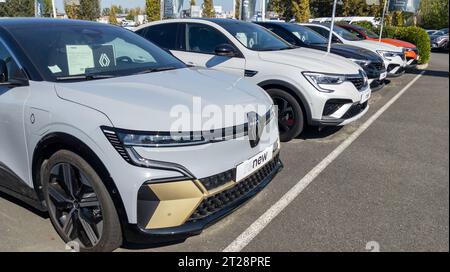 Bordeaux , Frankreich - 10 11 2023 : renault erneuert megane clio Autos bereit und parkt auf dem französischen Autohaus Parkplatz zum Verkauf Stockfoto