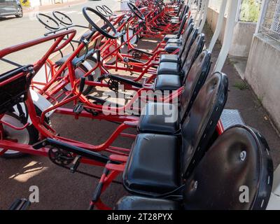 Touristenwagen rosalie hat das Pedal vor dem Verleihgeschäft aufgereiht Stockfoto