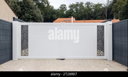 Modernes Tor aus weißem Aluminium, schiebbar, neues Portal der Haustür vor Ort Stockfoto