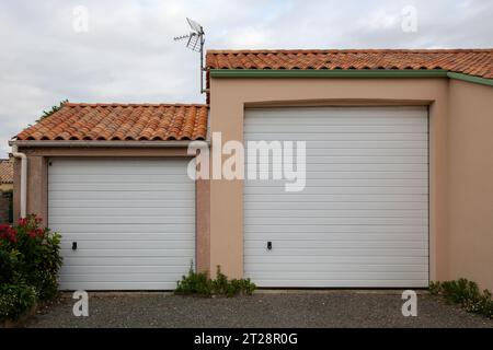 Fassade hoch und klassisch neue moderne Doppel-zwei Garage weiß an der Haustür des Wohnhauses Stockfoto