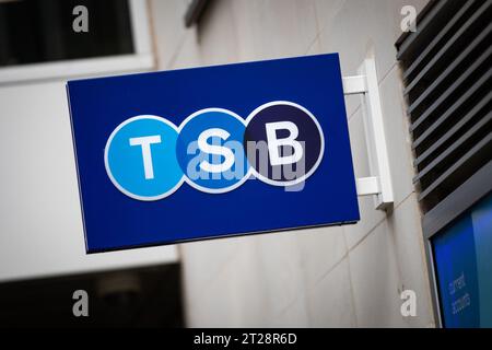 Aktenfoto vom 30/09/2020 der Beschilderung für eine Filiale von TSB in London. Mehr als ein Drittel der Menschen, die Zugang zum „Flüchtlingskasse“ von TSB haben, um Überlebenden von häuslichem Missbrauch zu helfen, haben laut Angaben der Bank mindestens ein Kind. Ausgabedatum: Mittwoch, 18. Oktober 2023. Stockfoto