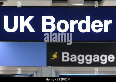 Dateifoto vom 28.12/22, eines britischen Grenzschilds am Flughafen Manchester. Laut einer Umfrage des britischen Roten Kreuzes hat mehr als die Hälfte der Menschen die Zahl der Asylbewerber im Vereinigten Königreich überschätzt, da die Wohltätigkeitsorganisation vor Missverständnissen und einer "Polarisierung" öffentlicher Gespräche zu diesem Thema warnte. Ausgabedatum: Mittwoch, 18. Oktober 2023. Stockfoto