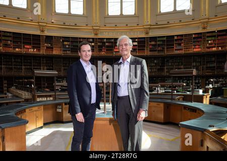 Aktenfoto vom 09/23 von George Osborne, Vorsitzender des British Museum (links), und Sir Mark Jones im Lesesaal des British Museum, London. Ausgabedatum: Mittwoch, 18. Oktober 2023. Stockfoto