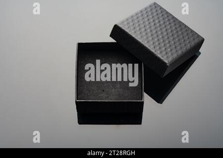 Leere schwarze offene Schmuckschatulle auf Glashintergrund Stockfoto
