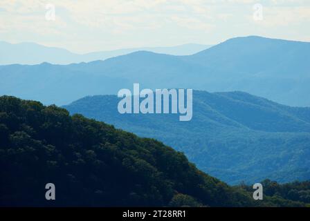 Morgennebel, der den Blue Ridge Mountains seine einzigartige Farbe verleiht, die von den Skyline Drive aus gesehen im Shenandoah National Park umgeben ist. Stockfoto