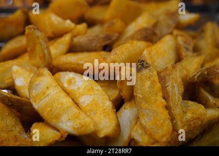 Nahaufnahme von knusprigen Kartoffelkeilen. Stockfoto