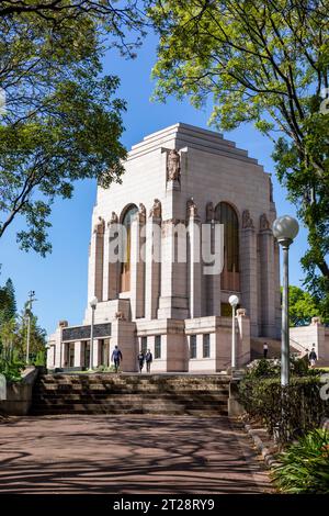 Das ANZAC-Denkmal im Hyde Park Sydney, um an die australischen und neuseeländischen Armeekorps zu erinnern, die ihr Leben in militärischen Konflikten gegeben haben Stockfoto