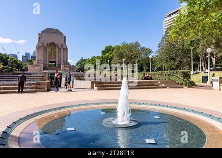 Das ANZAC-Denkmal im Hyde Park Sydney, um an die australischen und neuseeländischen Armeekorps zu erinnern, die ihr Leben in militärischen Konflikten gegeben haben Stockfoto