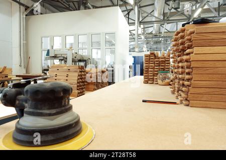 Gestapelte Holzstangen in der Werkstatt der Möbelherstellung Stockfoto