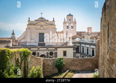 Neapel, Italien - 28. Juli 2022: Blick auf die mittelalterliche Festung Castel Sant Elmo an einem schönen Sommertag in Neapel Italien. Stockfoto