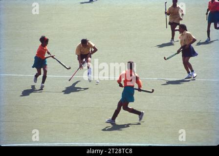 Feldhockey ist ein Mannschaftssport, der im Standard-Hockey-Format strukturiert ist, bei dem jede Mannschaft mit insgesamt elf Spielern spielt, die aus zehn Außenfeldspielern und einem Torwart bestehen. Die Teams müssen einen Hockeyball auf dem Spielfeld bewegen, indem sie ihn mit einem Hockeystock in Richtung des Schießkreises der gegnerischen Mannschaft und dann ins Tor schlagen. Stockfoto