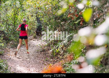 Frau, die Trailrunning im Wald übt Stockfoto