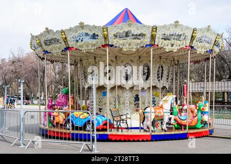 Bukarest, Rumänien - 20. März 2021: Buntes Kinder buntes Karussell mit gemischten Kunststoff- und Metallspielzeugen und Materialien in Parcul Tineretului (Sie Stockfoto