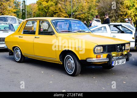 Bukarest, Rumänien, 24. Oktober 2021: Altes, leuchtend gelbes rumänisches Dacia 1300 Oldtimer, das an einem sonnigen Herbsttag im Stadtzentrum geparkt ist Stockfoto