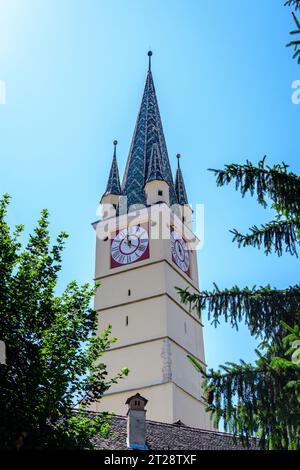 Medias, Rumänien, 14. Juli 2021: Alter Uhrturm aus Stein an der evangelischen Kirche St. Margaret (Biserica Evanghelica Sphana Margareta) im Stadtzentrum Stockfoto