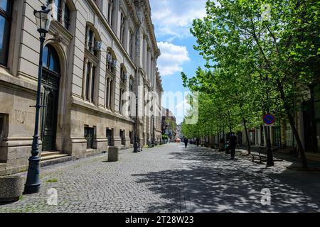 Bukarest, Rumänien - 6. Mai 2021: Alte Gebäude mit Bars und Restaurants in der French Street (Strada Franceza) im historischen Zentrum (Centrul Vechi) Stockfoto