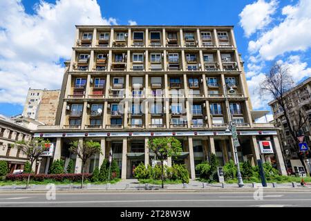 Bukarest, Rumänien - 6. Mai 2021: BRD Societe Generale Bank Niederlassungseingang in einem alten Gebäude auf der Calea Victoriei (Victoriei Avenue) in einem sonnigen sp Stockfoto