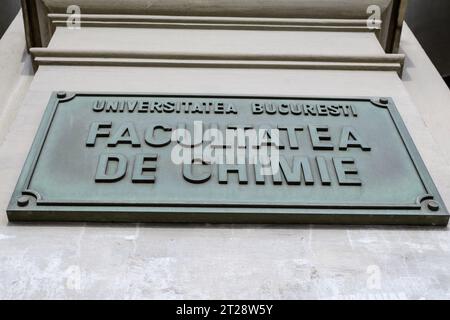 Bukarest, Rumänien, 6. November 2021: Schild am Hauptgebäude der Universität Bukarest (Universitatea Bucuresti), in dem die Fakultät für Chemie untergebracht ist, in A Stockfoto