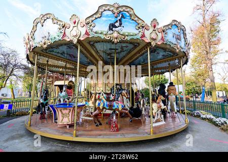 Bukarest, Rumänien, 13. November 2021: Buntes Kinder buntes Karussell mit gemischtem Kunststoff- und Metallspielzeug und Materialien in Parcul Tei (Linden Pa Stockfoto