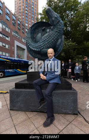 New York, USA. Oktober 2023. Der schwedische Künstler Alexander Klingspor bei der Enthüllung seiner Skulptur „New York City Legend“ am Union Square in New York, USA, am 18. Oktober 2023. Dieses Bild: Liefert eine Rede. Foto: Pontus Höök /TT/Code 70250 Credit: TT News Agency/Alamy Live News Stockfoto