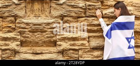 Frau mit der Flagge Israels in der Nähe der Klagemauer. Banner für Design Stockfoto