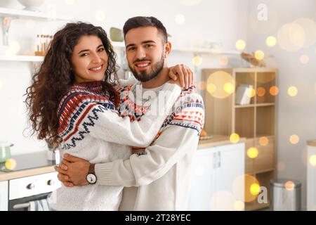 Glückliches junges Paar in warmen Pullovern zu Hause Stockfoto