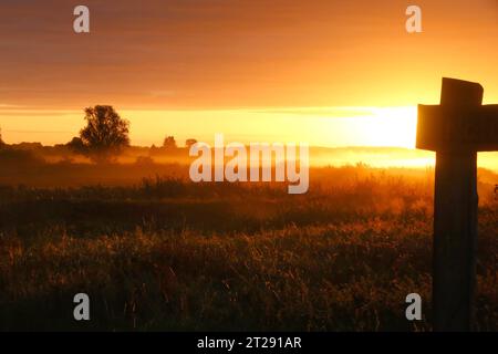 Blick am Dienstag 17.10.2023 unweit von Dargun Landkreis Mecklenburgische Seenplatte auf einen Sonnenaufgang über dem Naturschutzgebiet Peenetal. Mecklenburg Vorpommern hält mit 1700 km Ostseeküste den sonnenreichsten Inseln in Deutschland und über 2000 gesehen mit verschiedenen Sehenswürdigkeiten zu jeder Jahreszeit zahlreiche Angebote für Touristen bereit. Sie haben seit der Wende dazu beigetragen, dass das Land inzwischen zu den erfolgreichsten Tourismusregionen Deutschlands gehören. So ist das Peenetal unter anderem bekannt für seine seltenen Tier- und Pflanzenarten sowie die besondere Stockfoto