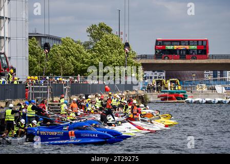 Schnellboote beim Ausgießen des Pontons für den F1H2O Formel 1 Powerboat Grand Prix von London im Royal Victoria Dock, Newham, London, Großbritannien. London Bus Stockfoto